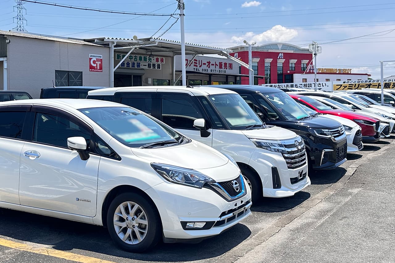 ファミリーオート販売に展示されている車